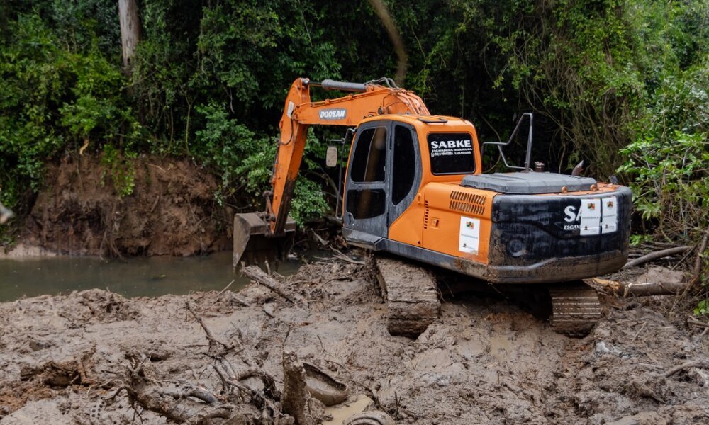 Desassoreamento do Arroio Brigadeira tem início no bairro Olaria, visando prevenir alagamentos