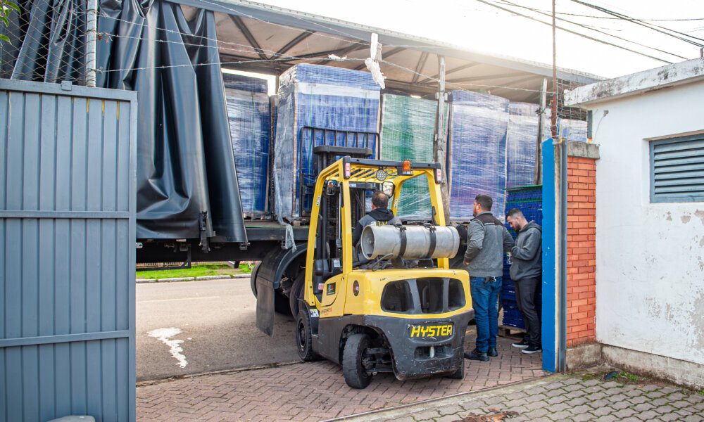 Estoque de pisos depositados na EMEF Theodoro Bogen começa a ser retirado