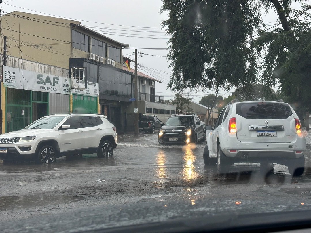 CHUVAS Aulas de todas as EMEFs de Canoas são suspensas na tarde desta quarta-feira, 18