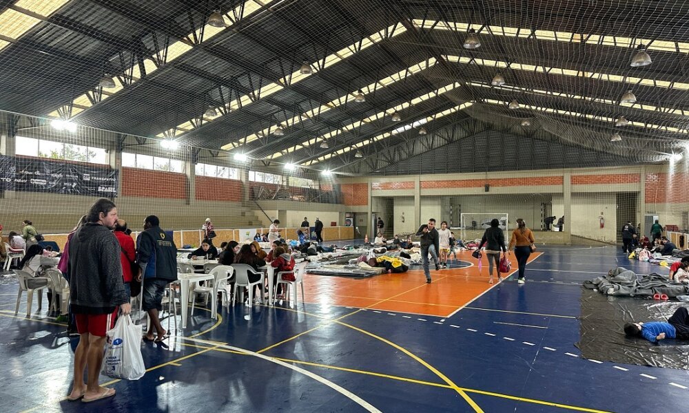 CHUVAS Equipes da Prefeitura trabalham recebem desabrigados em ginásio