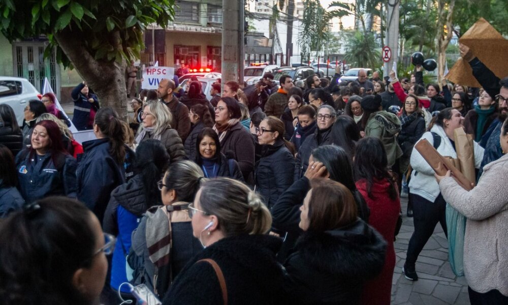 Futuro da Fundação Municipal de Saúde de Canoas é debatido na Câmara com manifestação do lado de fora