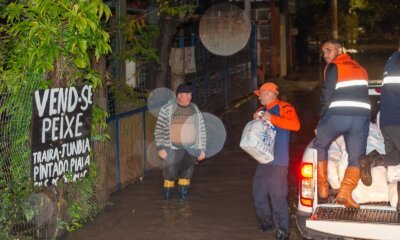 Moradores que decidiram permanecer na Praia do Paquetá recebem auxílio da Defesa Civil