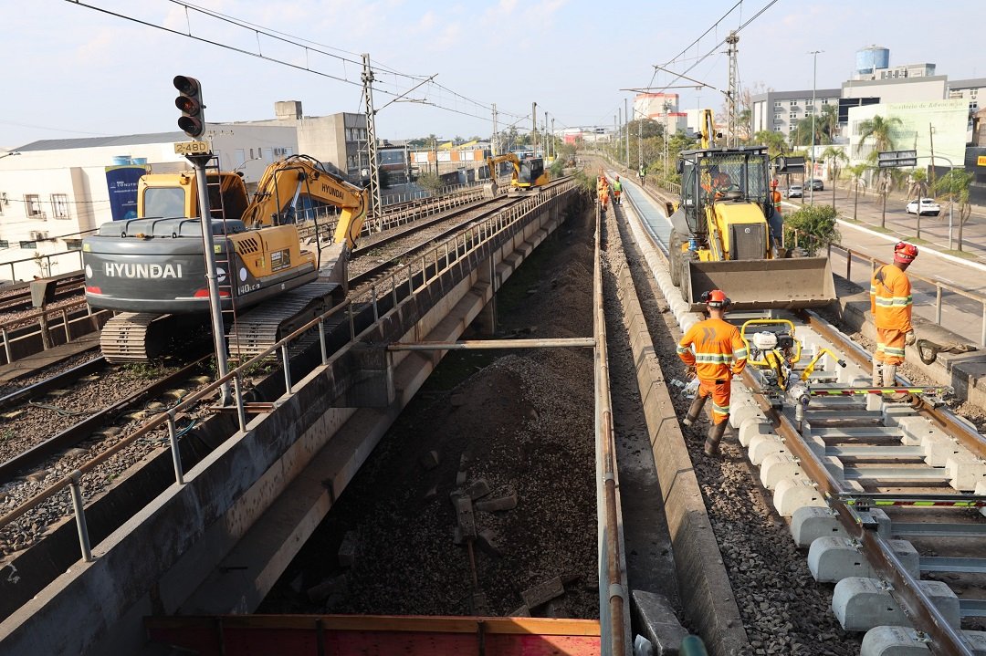 Trensurb avança em obra essencial na via férrea para restabelecer velocidade normal dos trens