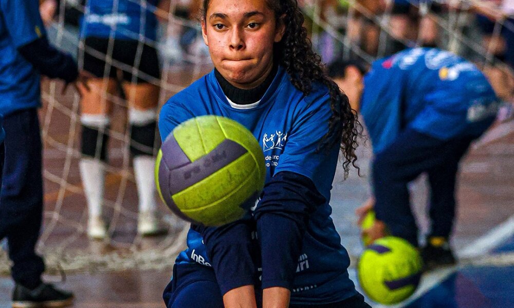 APAV VÔLEI Visita dos alunos da Escola para Surdos Vitória ao COM agora é mensal