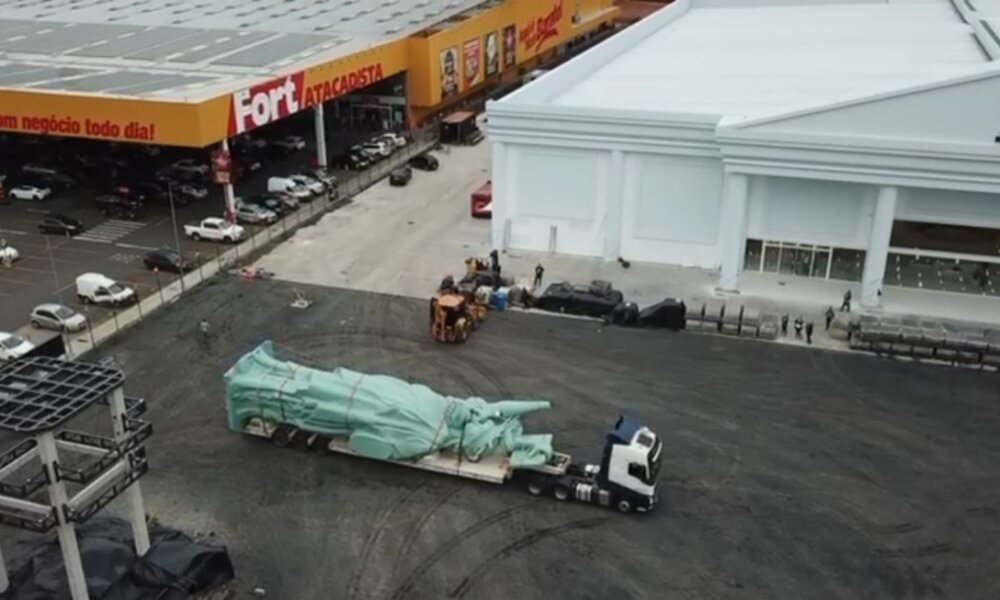 Estátua da Liberdade chega a Havan de Canoas