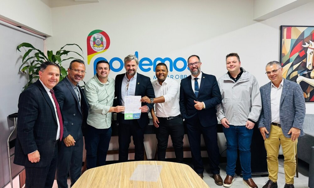 Felipe Martini filia-se ao Podemos em evento na sede estadual do partido