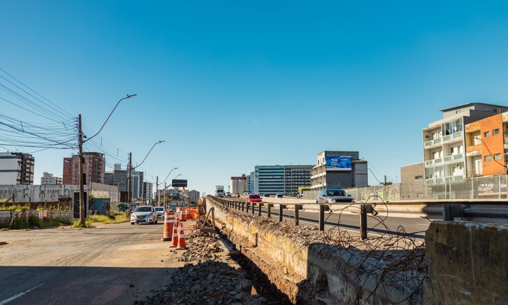 Bloqueio na pista principal da BR-116, sobre o viaduto da Metrovel