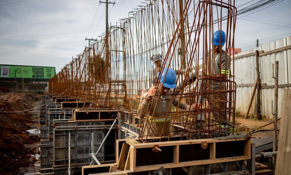 Iniciada a concretagem do muro de contenção no bairro Rio Branco; obra passa de 50%