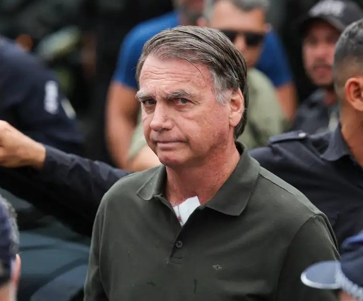 Jair Bolsonaro recebe alta hospitalar após internação por mal-estar; laudo indica câncer de pele