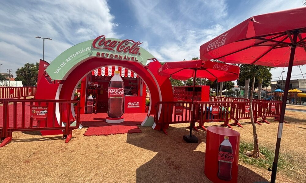 Ativação imersiva da Coca-Cola FEMSA Brasil leva o público para dentro do ciclo das garrafas retornáveis