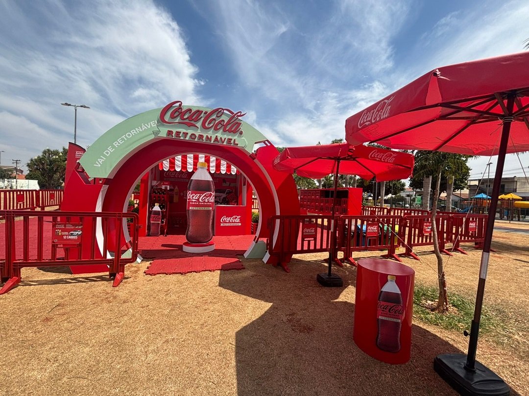 Ativação imersiva da Coca-Cola FEMSA Brasil leva o público para dentro do ciclo das garrafas retornáveis