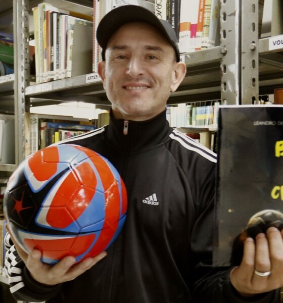 Escritor canoense Leandro Domingos participa da Feira do Livro de Porto Alegre com obra sobre futebol, polícia e jornalismo