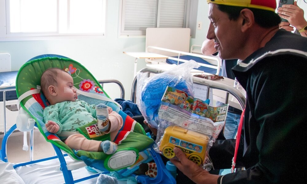 Crianças do Hospital Universitário recebem brinquedos arrecadados no drive solidário de outubro