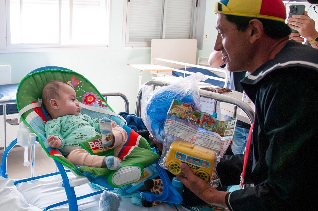 Crianças do Hospital Universitário recebem brinquedos arrecadados no drive solidário de outubro