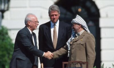 “Tratado de Oslo assinado em 1993” Yasser Arafat, Bill Clinton e Yitzak Rabin