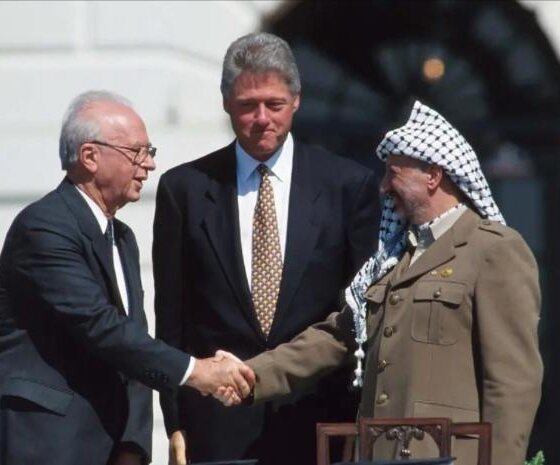 “Tratado de Oslo assinado em 1993” Yasser Arafat, Bill Clinton e Yitzak Rabin