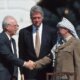“Tratado de Oslo assinado em 1993” Yasser Arafat, Bill Clinton e Yitzak Rabin