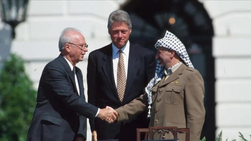 “Tratado de Oslo assinado em 1993” Yasser Arafat, Bill Clinton e Yitzak Rabin