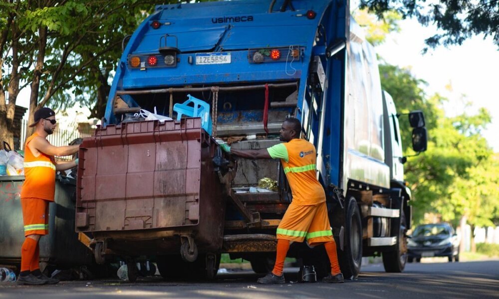 Acúmulo de lixo gera transtornos a moradores do bairro Estância Velha, em Canoas