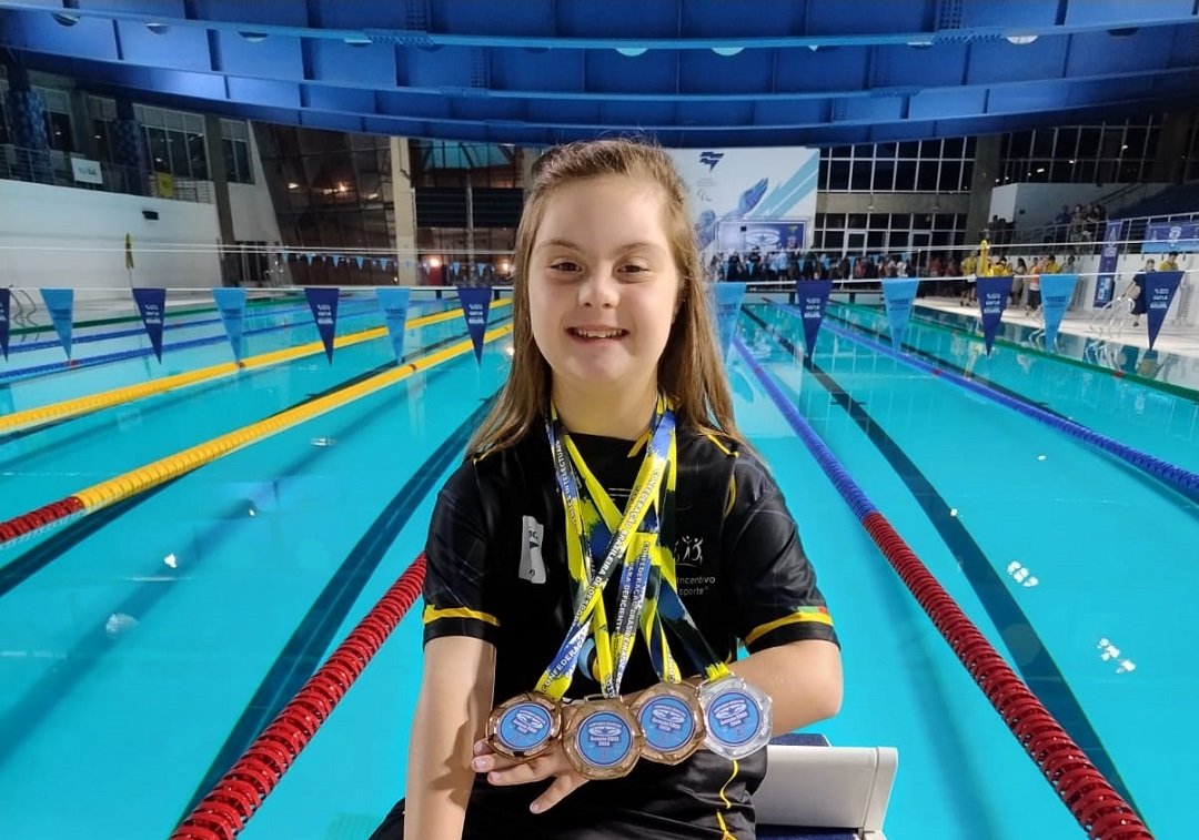 Nova Santa Rita celebra conquistas de atleta paralímpica em Campeonato Brasileiro de Natação