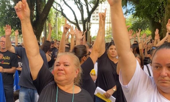 Profissionais da Educação de Canoas mantêm paralisação e aprovam indicativo de greve para o dia 22