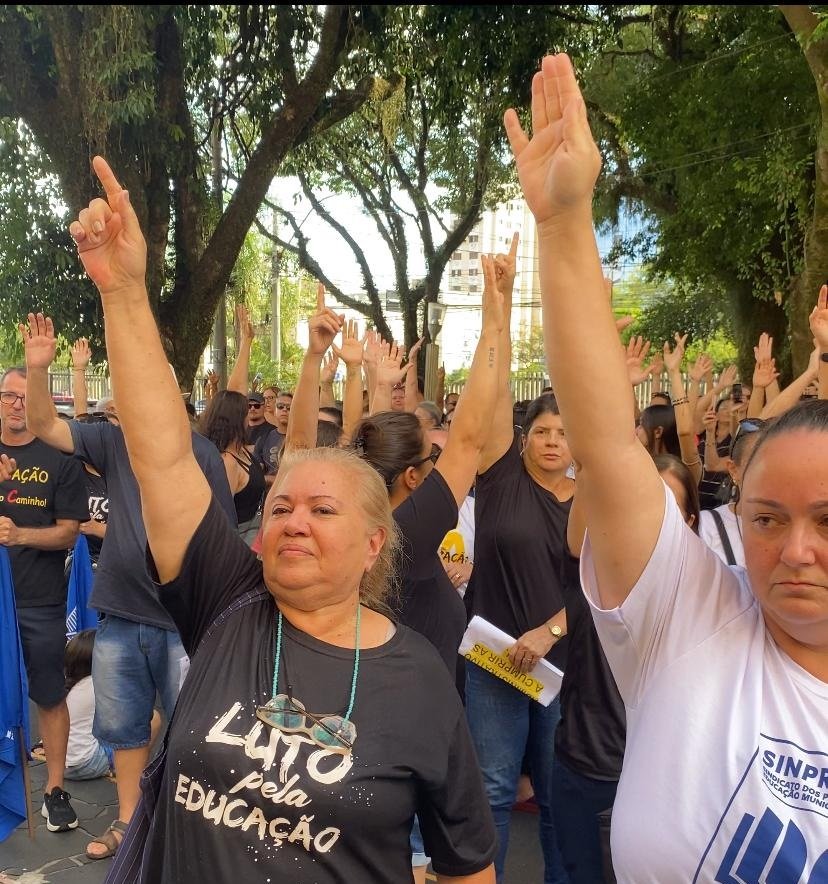 Profissionais da Educação de Canoas mantêm paralisação e aprovam indicativo de greve para o dia 22