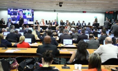 Câmara aprova texto-base de PEC que altera jornada de trabalho e prevê fim gradual da escala 6x1