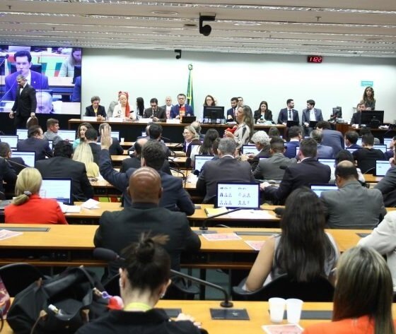 Câmara aprova texto-base de PEC que altera jornada de trabalho e prevê fim gradual da escala 6x1