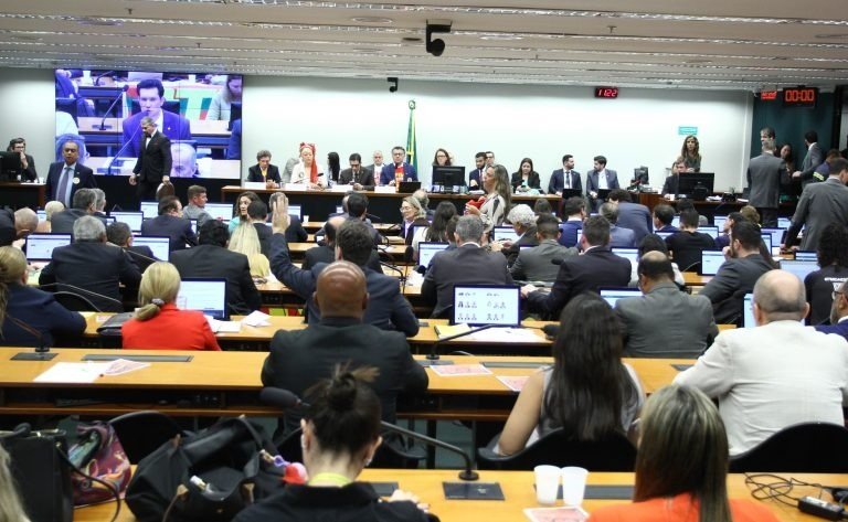 Câmara aprova texto-base de PEC que altera jornada de trabalho e prevê fim gradual da escala 6x1