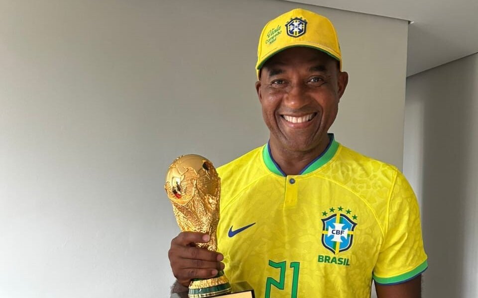Ex-jogador campeão da Copa de 1994 participa de evento em Canoas em ação pré-Mundial de 2026