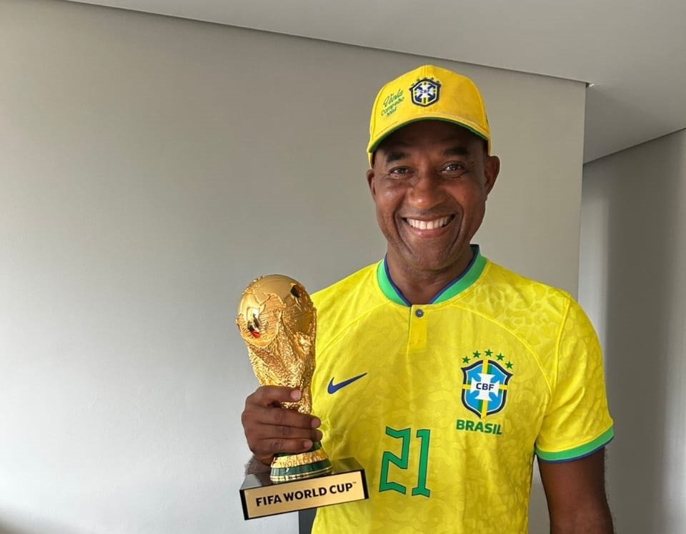Ex-jogador campeão da Copa de 1994 participa de evento em Canoas em ação pré-Mundial de 2026