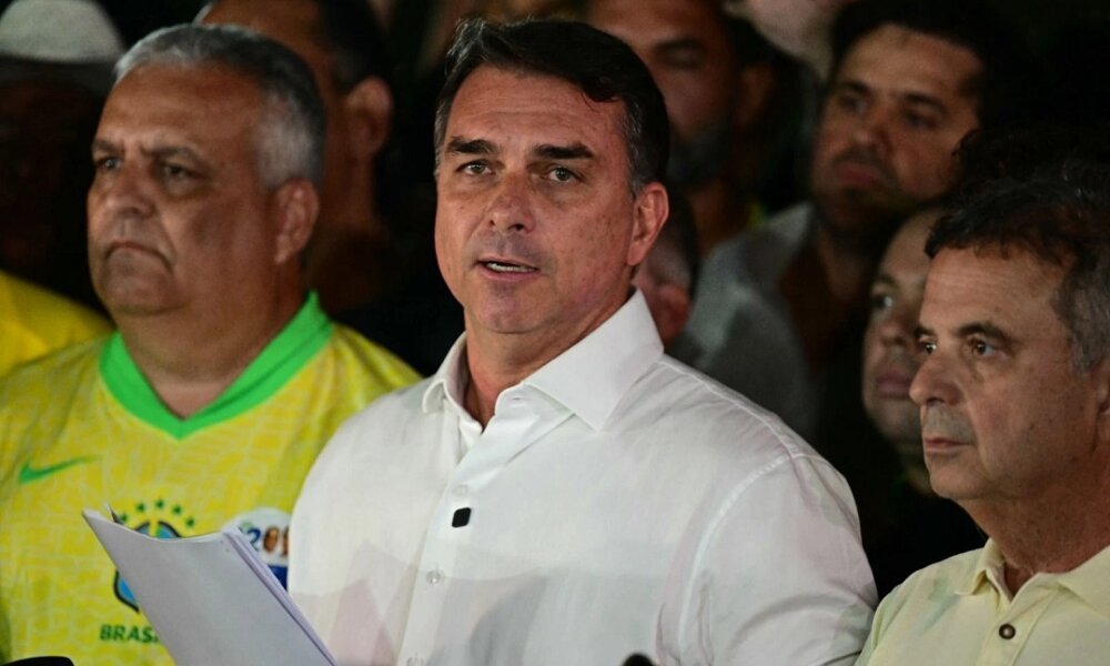 Flávio Bolsonaro não entrega passaportes no prazo, e PF apura possível saída do Brasil pela Argentina
