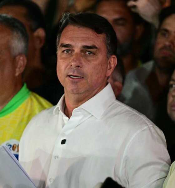 Flávio Bolsonaro não entrega passaportes no prazo, e PF apura possível saída do Brasil pela Argentina