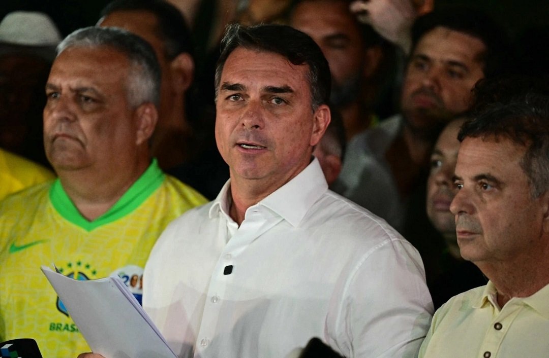 Flávio Bolsonaro não entrega passaportes no prazo, e PF apura possível saída do Brasil pela Argentina
